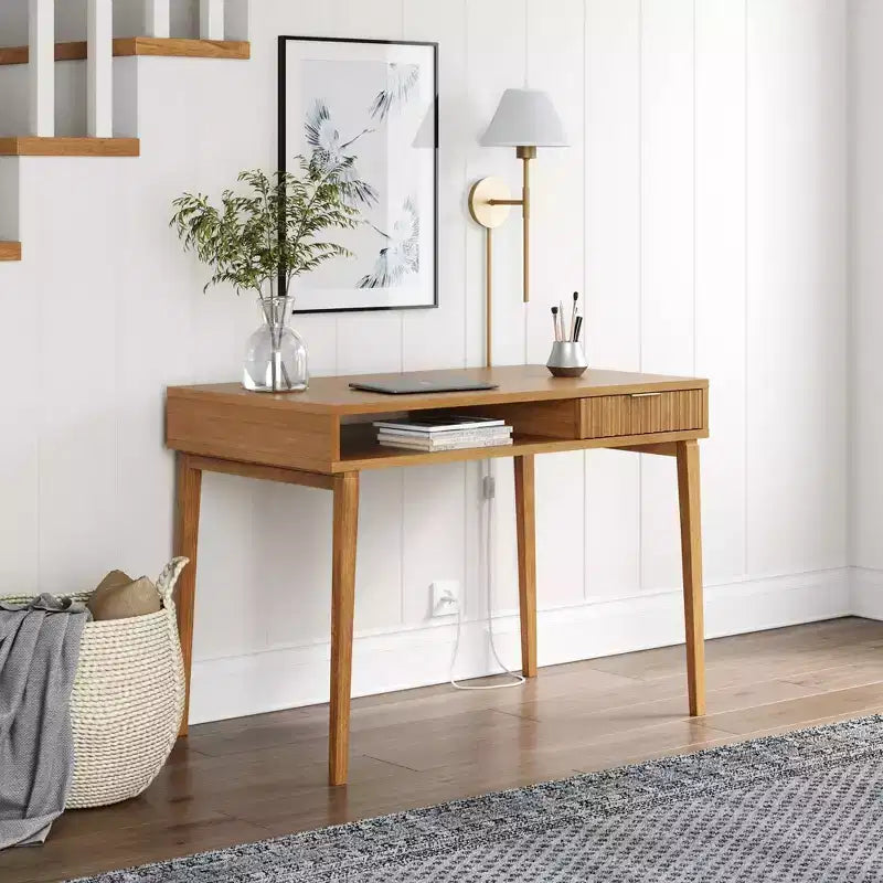 Scrivania Boho scanalata in legno con cassetto e scomparto aperto, Marrone Naturale – Superficie impiallacciata, Struttura in legno, 78,7 cm A x 109,2 cm L x 61 cm P
