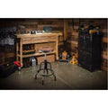 Sgabello da officina rustico regolabile con sedile in similpelle