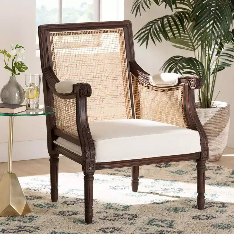Poltrona con accenti in tessuto e legno Desmond Bali & Pari