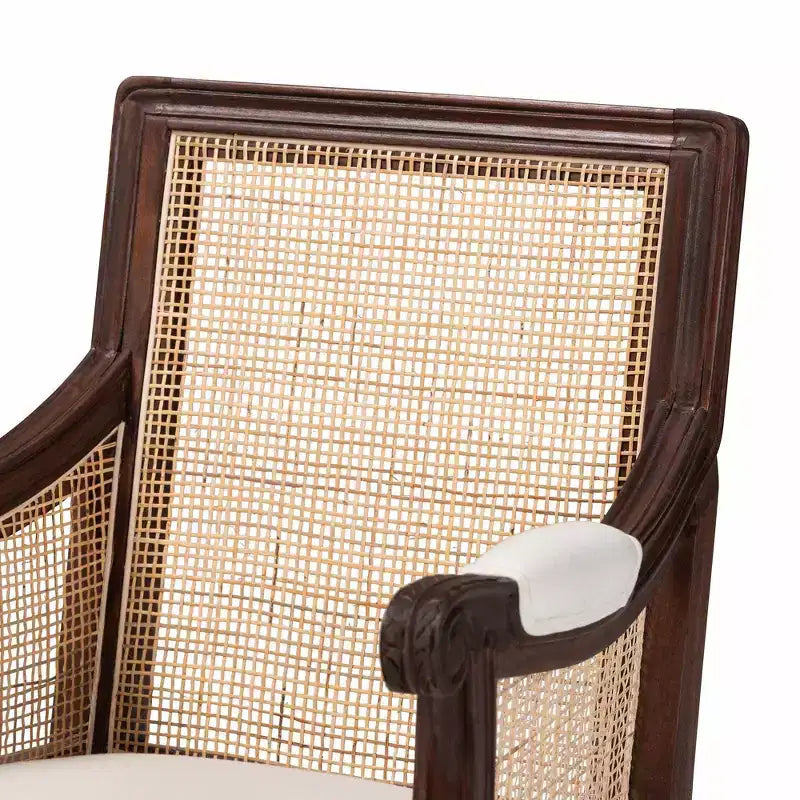 Poltrona con accenti in tessuto e legno Desmond Bali & Pari
