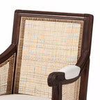 Poltrona con accenti in tessuto e legno Desmond Bali & Pari