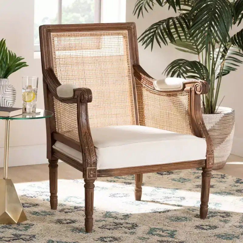 Poltrona con accenti in tessuto e legno Desmond Bali & Pari
