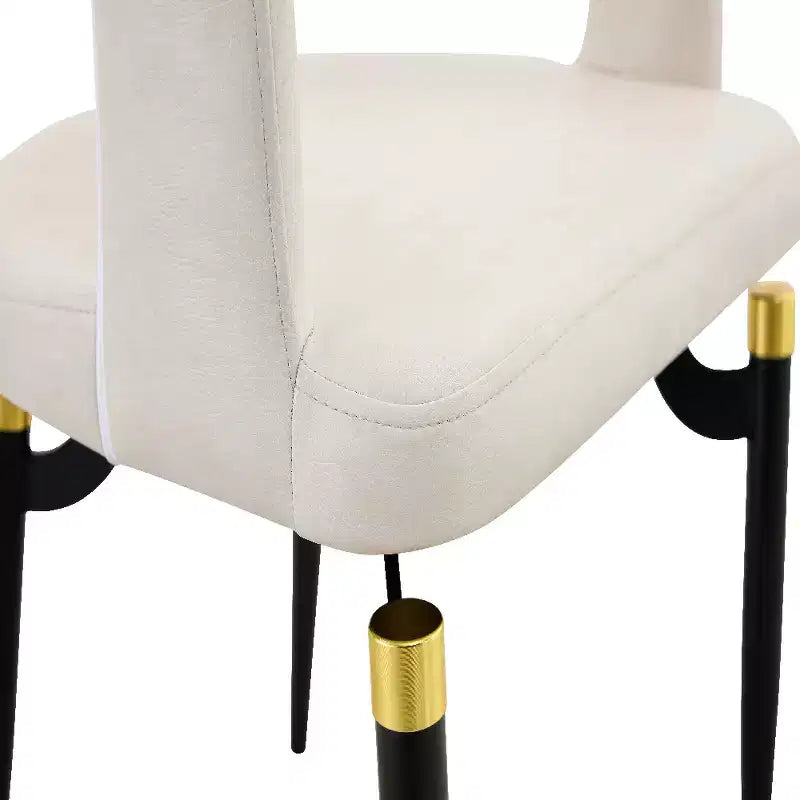 Sedia da pranzo imbottita con schienale curvo aperto e gambe in metallo