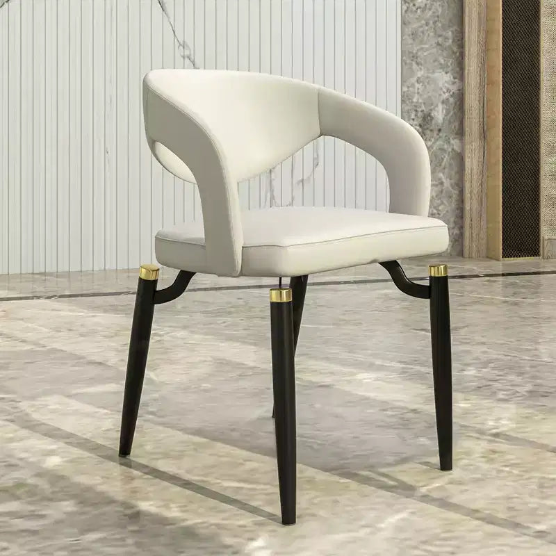 Sedia da pranzo imbottita con schienale curvo aperto e gambe in metallo