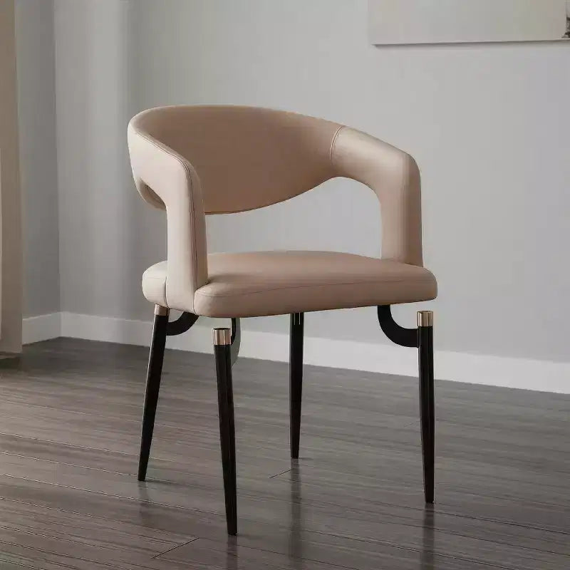 Sedia da pranzo imbottita con schienale curvo aperto e gambe in metallo