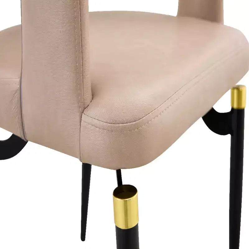 Sedia da pranzo imbottita con schienale curvo aperto e gambe in metallo